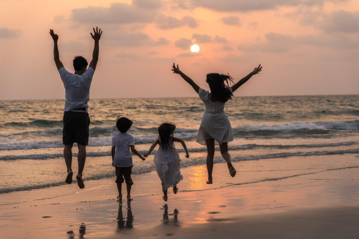 Ubezpieczenie podróżne - zadowolona rodzina na wakacjach